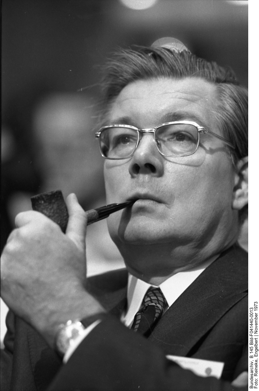 Ernst Benda Pfeife rauchend auf dem 22. Bundesparteitag der CDU in Hamburg, November 1973.