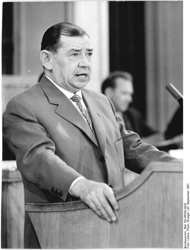 Innenminister Karl Maron spricht bei der 20. Sitzung der Volkskammer in Berlin am 20. September 1961.