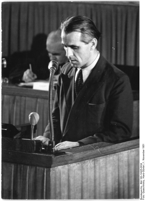 Willi Stoph spricht am 1. November 1951 als SED-Abgeordneter vor der Volkskammer der DDR.