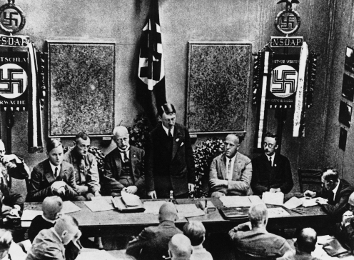 Adolf Hitler bei der Wiedergründung der NSDAP im am 27. Februar 1925