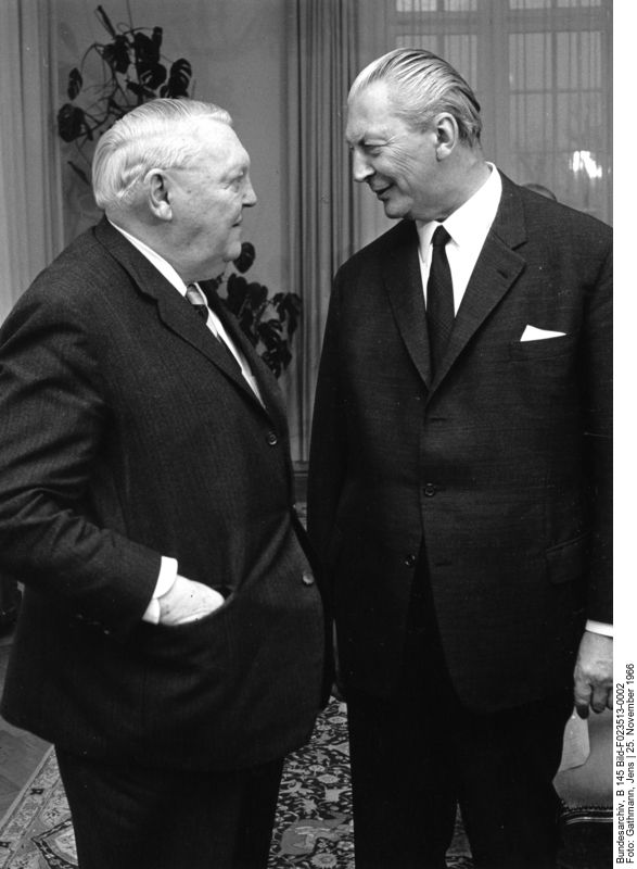 Der designierte Kanzlerkandidat der Großen Koalition, Kurt Georg Kiesinger am 25.11.1966 in Bonn mit Bundeskanzler Ludwig Erhard.