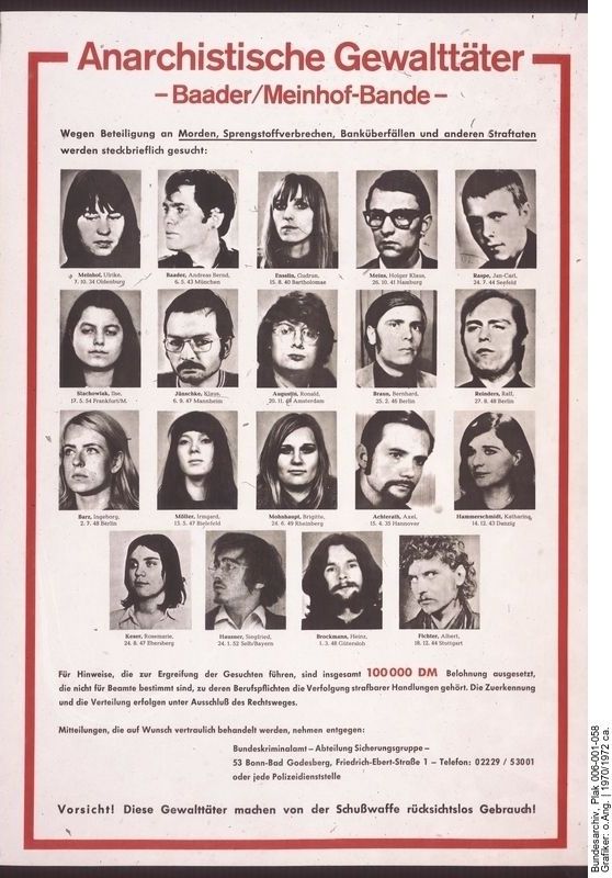 Ein polizeiliches Fahndungsplakat zeigt die gesuchten Ulrike Meinhof, Andreas Baader, Gudrun Ensslin (oben von links nach rechts) und weitere Mitglieder der Roten Armee Fraktion, ca. 1970 bis 1972.