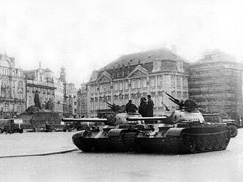 Sowjetische Panzer in der Prager Altstadt im August 1968