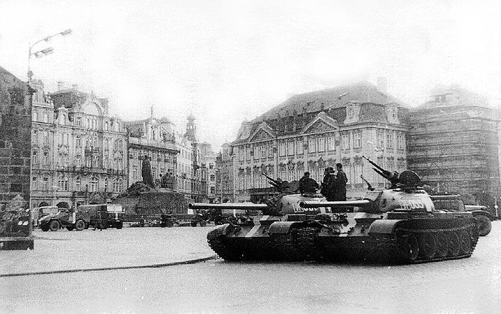 Sowjetische Panzer in der Prager Altstadt im August 1968