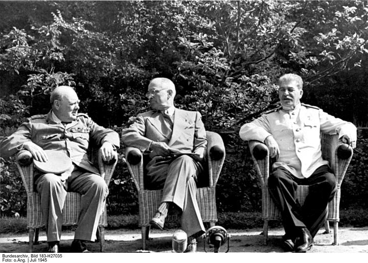 Winston Churchill, Harry S. Truman und Josef Stalin auf der Potsdamer Konferenz, 1945