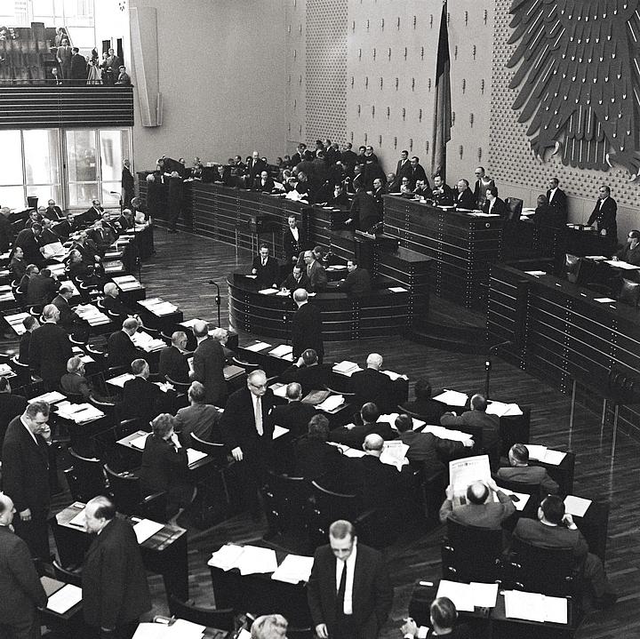 Im Bundestag findet am 10. März 1965 eine Debatte über die Verjährung der Mordtaten der Nationalsozialisten im Dritten Reich statt, die am 8. Mai 1965 erreicht worden wäre.