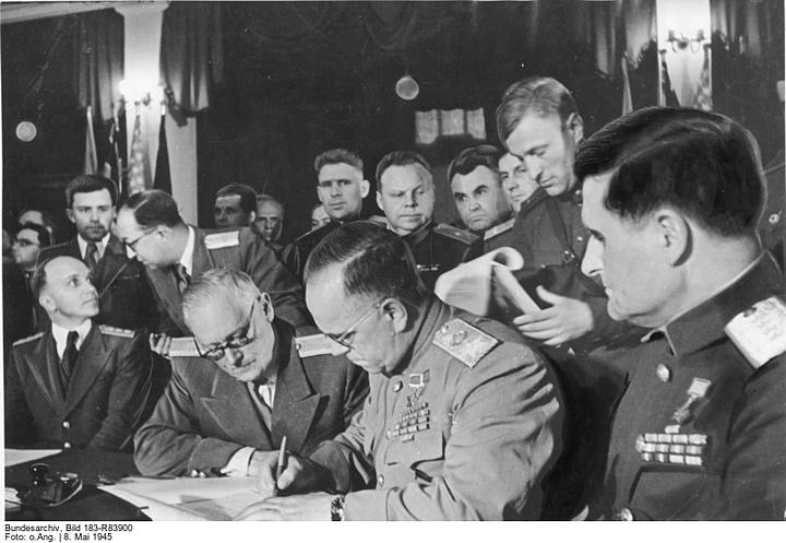 Die bedingungslose Kapitulation der deutschen Wehrmacht wird am 8. Mai 1945 in Berlin-Karlshorst unterzeichnet.