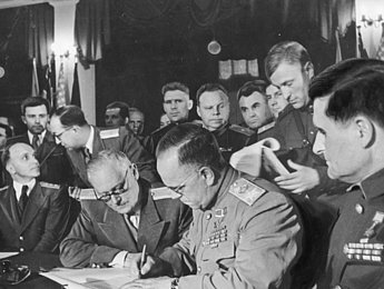 Die bedingungslose Kapitulation der deutschen Wehrmacht wird am 8. Mai 1945 in Berlin-Karlshorst unterzeichnet.