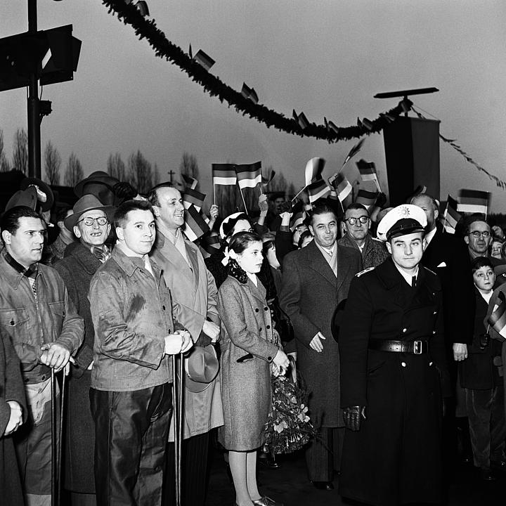 Zuschauer mit Fähnchen am Tag des Beitritts des Saarlandes zur Bundesrepublik Deutschland, 1. Januar 1957.