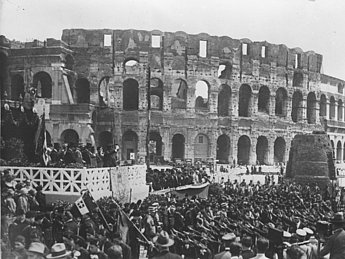 Vorbeimarsch faschistischer Jugendlicher an Benito Mussolini, April 1926