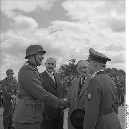 Hans Ritter von Lex (2. von rechts) am 28. Mai 1961 beim zehnjährigen Jubiläum des Bundesgrenzschutz in Lübeck.