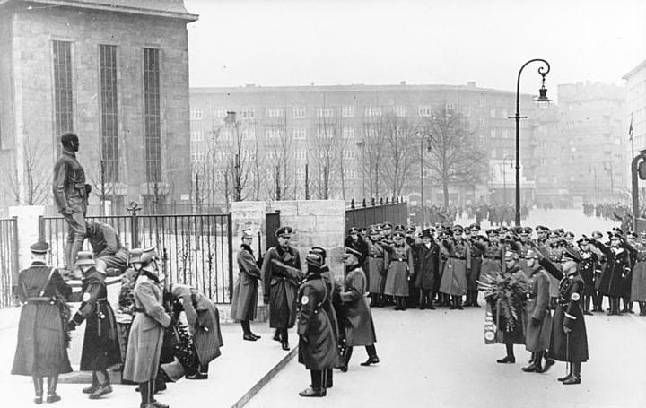 Kranzniederlegung durch Heinrich Himmler am Polizeidenkmal auf dem Horst-Wessel-Platz am 16. Januar 1937