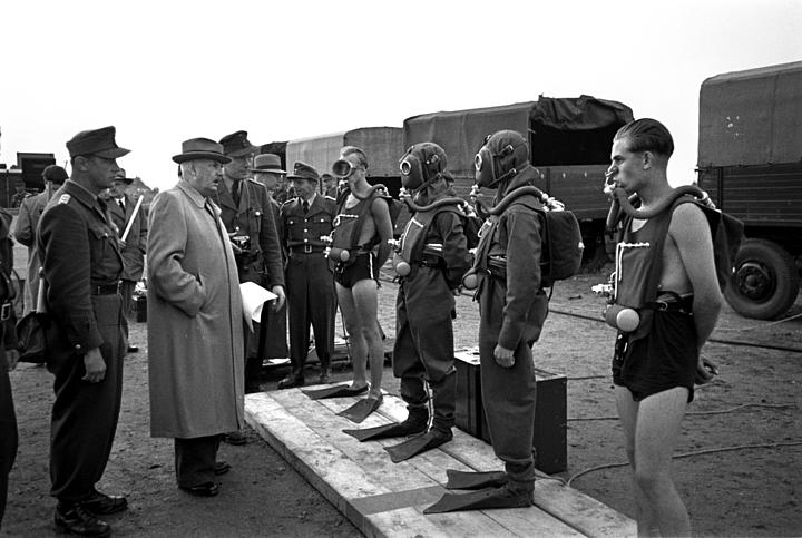Innenminister Robert Lehr (mit Hut) während eines Besuchs der Taucherstaffel des Bundesgrenzschutzes, 1. April 1952