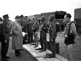 Innenminister Robert Lehr (mit Hut) während eines Besuchs der Taucherstaffel des Bundesgrenzschutzes, 1. April 1952
