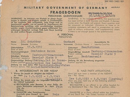 Erste Seite aus Gerhard Schröders am 8. Oktober 1946 in der Britischen Besatzungszone ausgefüllten Entnazifizierungsfragebogen. Schröder gibt hier an, vom 1. Mai 1933 bis zum 1.5. 1941 NSDAP-Mitglied gewesen zu sein.