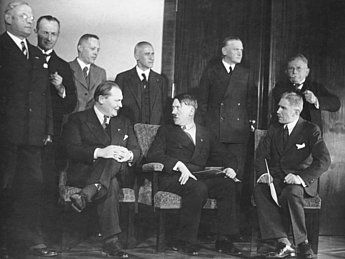 Kabinett Hitler am 30. Januar 1933 in der Reichskanzlei, 2.Reihe 4.v.l.: Innenminister Frick