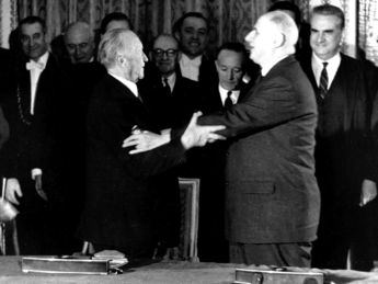Bundeskanzler Konrad Adenauer (l.) und Charles de Gaulle, Präsident Frankreichs, nach der Unterzeichnung des "Elysée-Vertrags" (Vertrag über die deutsch-französische Zusammenarbeit), 22.1.1963