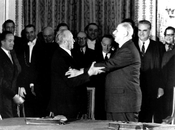 Bundeskanzler Konrad Adenauer (l.) und Charles de Gaulle, Präsident Frankreichs, nach der Unterzeichnung des "Elysée-Vertrags" (Vertrag über die deutsch-französische Zusammenarbeit), 22.1.1963