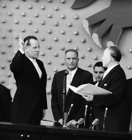 Paul Lücke (CDU) bei seiner Vereidigung als Bundesminister des Innern am 1. Dezember 1966 im Deutschen Bundestag