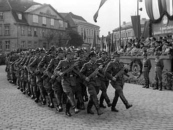 Aufmarsch der Deutschen Volkspolizei in Neustrelitz anlässlich des 6. Jahrestags der DDR 1955