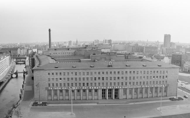 Sitz von Zentralkomitee und Politbüro der SED im ehemaligen Gebäude der Reichsbank am Werderschen Markt in Ost-Berlin, 1967