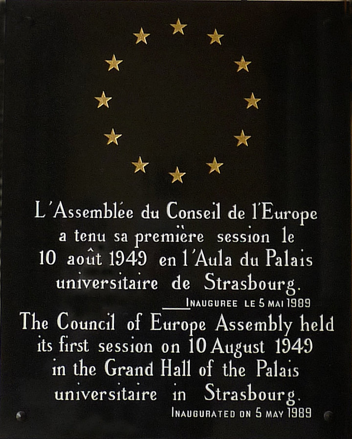 Gedenktafel in der Aula des Hauptgebäudes der Universität Straßburg zur Erinnerung an die erste Tagung des Europarates 1949