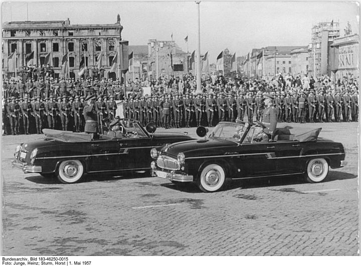 Innenminister Friedrich Dickel empfängt am 30. Juni 1970 Veteranen der Volkspolizei.