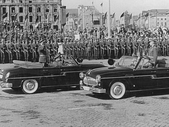 Innenminister Friedrich Dickel empfängt am 30. Juni 1970 Veteranen der Volkspolizei.