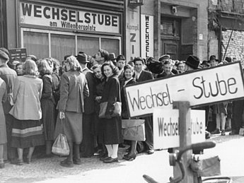 Nach der Währungsreform in der SBZ drängt sich eine Menschenschlange vor einer Wechselstube am Berliner Wittenbergplatz, ca. 1948/1949.