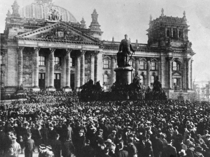 Reichsministerpräsident Philipp Scheidemann ruft am 9. November 1918 vor dem Reichstagsgebäude die freie deutsche Republik aus.