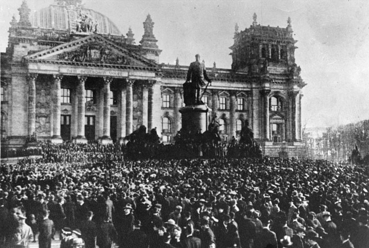 Reichsministerpräsident Philipp Scheidemann ruft am 9. November 1918 vom Reichstagsgebäude aus die freie deutsche Republik aus.