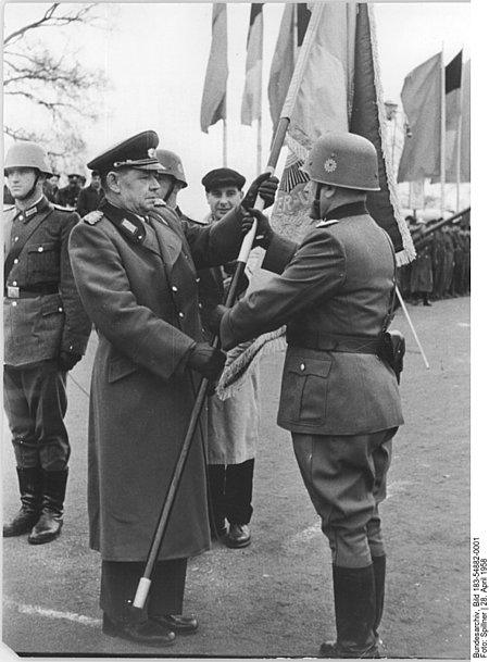 Minister des Innern und Generalleutnant der Volkspolizei Karl Maron (v.l.) vereidigt die 1. Bereitschaft der Bereitschaftspolizei der DDR in Schwerin am 28. April 1958.