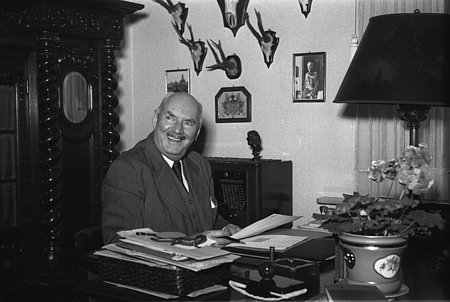 Bundesinnenminister Robert Lehr zu Hause in Düsseldorf an seinem Schreibtisch, 22. Mai 1952