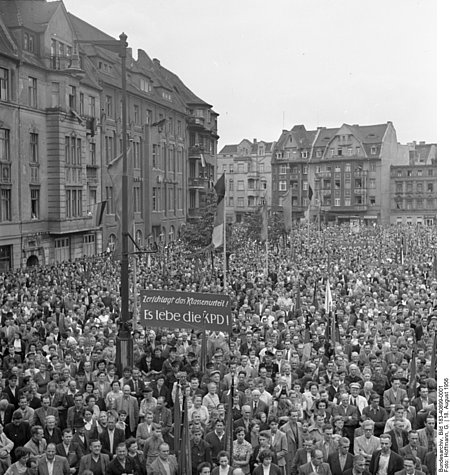 Tausende DDR-Bürger protestieren am 18. August 1956 in Halle (Saale) gegen das KPD-Verbot in der Bundesrepublik.