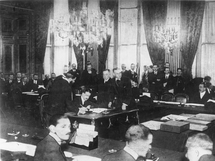Vertreter der deutschen Reichsregierung bei der Unterzeichnung von Verträgen zum Friedensvertrag im Uhrensaal des Aussenministeriums in Paris