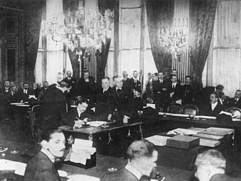 Vertreter der deutschen Reichsregierung bei der Unterzeichnung von Verträgen zum Friedensvertrag im Uhrensaal des Aussenministeriums in Paris