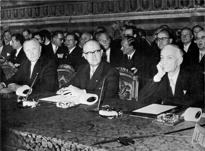Unterzeichnung der Verträge über Zollpakt und Euratom ("Römische Verträge") am 25. März 1957. v.l.n.r.: Konrad Adenauer, Walter Hallstein (erster Vorsitzender der EWG), Antonio Segni (Ministerpräsident Italiens).