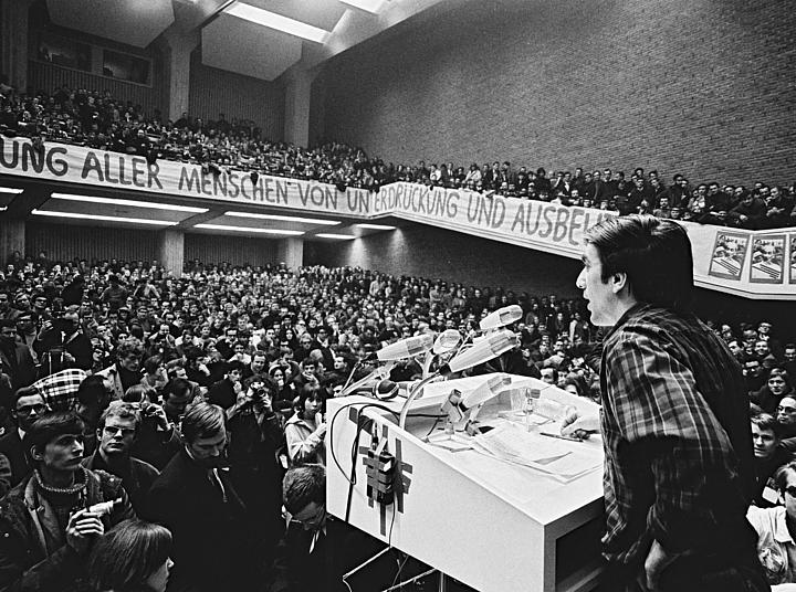 Rudi  Dutschke, einer der Wortführer der Außerparlamentarischen Opposition, hält am 18. Februar 1968 eine Rede bei einem Vietnam-Kongress.
