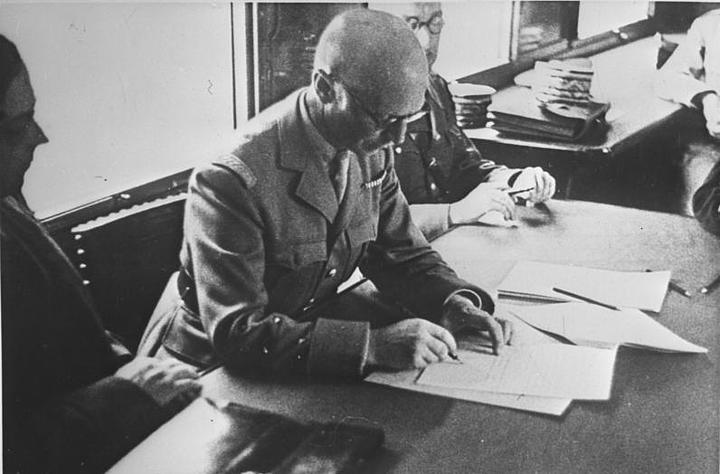 General Huntziger beim Unterzeichnen des Waffenstillstands zwischen Deutschland und Frankreich