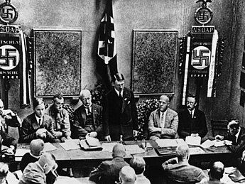 Adolf Hitler bei der Wiedergründung der NSDAP im am 27. Februar 1925