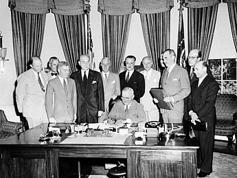 US-Präsident Truman bei der Unterzeichnung des Nordatlantikvertrags 