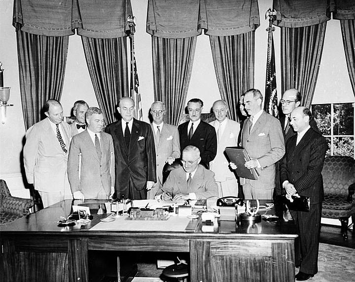 US-Präsident Truman bei der Unterzeichnung des Nordatlantikvertrags 
