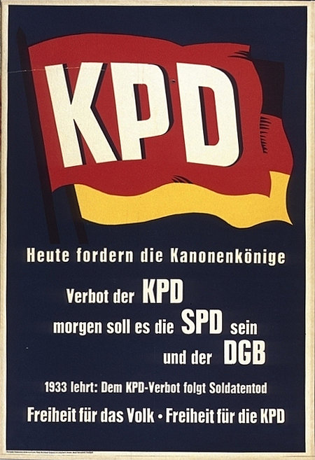 Protestplakat des KPD-Parteivorstands gegen das Verbotsverfahren, ca. 1949-1966: "Heute fordern die Kanonenkönige Verbot der KPD, morgen soll es die SPD sein und der DGB. 1933 lehrt: Dem KPD-Verbot folgt Soldatentod. Freiheit für das Volk. Freiheit für die KPD."