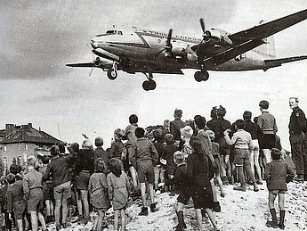 Berliner beobachten die Landung eines Rosinenbombers auf dem Flughafen Tempelhof 1948