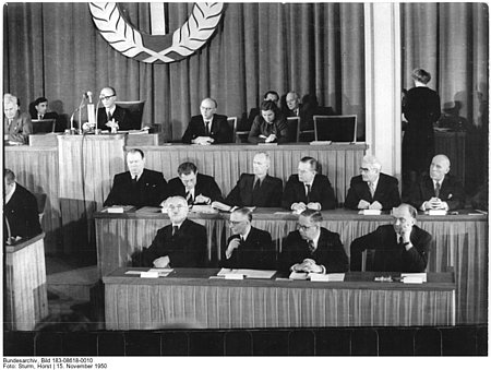 Innenminister Carl Steinhoff (Vordere Reihe, Vierter von links) am 15. November 1950 während der zweiten Plenarsitzung der Volkskammer der DDR