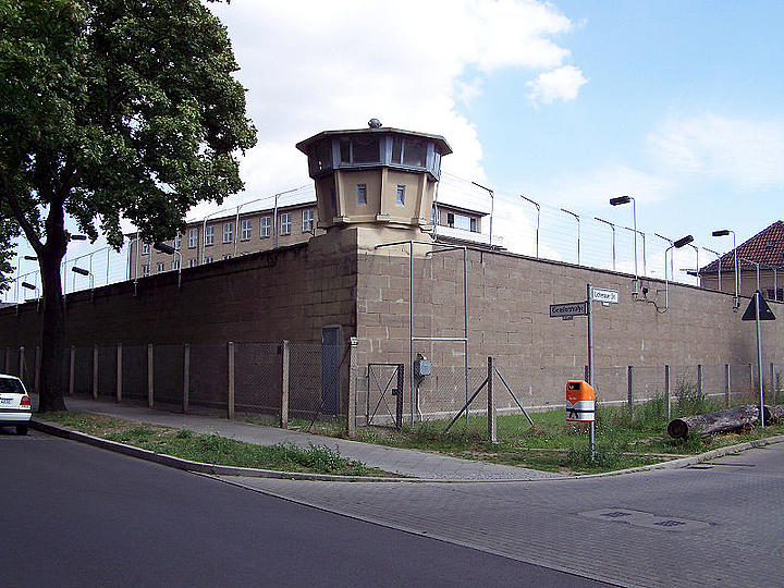 Eckwachturm der heutigen Gedenkstätte in Berlin-Hohenschönhausen