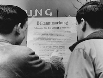 Auf Grund des Wehrpflichtgesetzes erfolgte die Erfassung aller Wehrpflichtigen der Geburtsjahrgänge 1940 bis 1943. An öffentlichen Aushängen konnten sich die Wehrpflichtigen über Einzelheiten informieren, 6. Februar 1962.