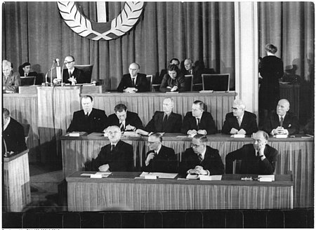 Plenarsitzung der Volkskammer am 15. November 1950. Vordere Reihe 4.v.l.: Innenminister Karl Steinhoff.