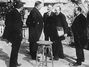 Reichskanzler Joseph Wirth (2. v. l.) mit den Vertretern der sowjetrussischen Seite Krassin, Tschitscherin und Joffe