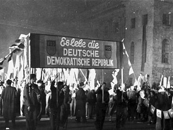 Fackelzug zur Gründung der DDR
